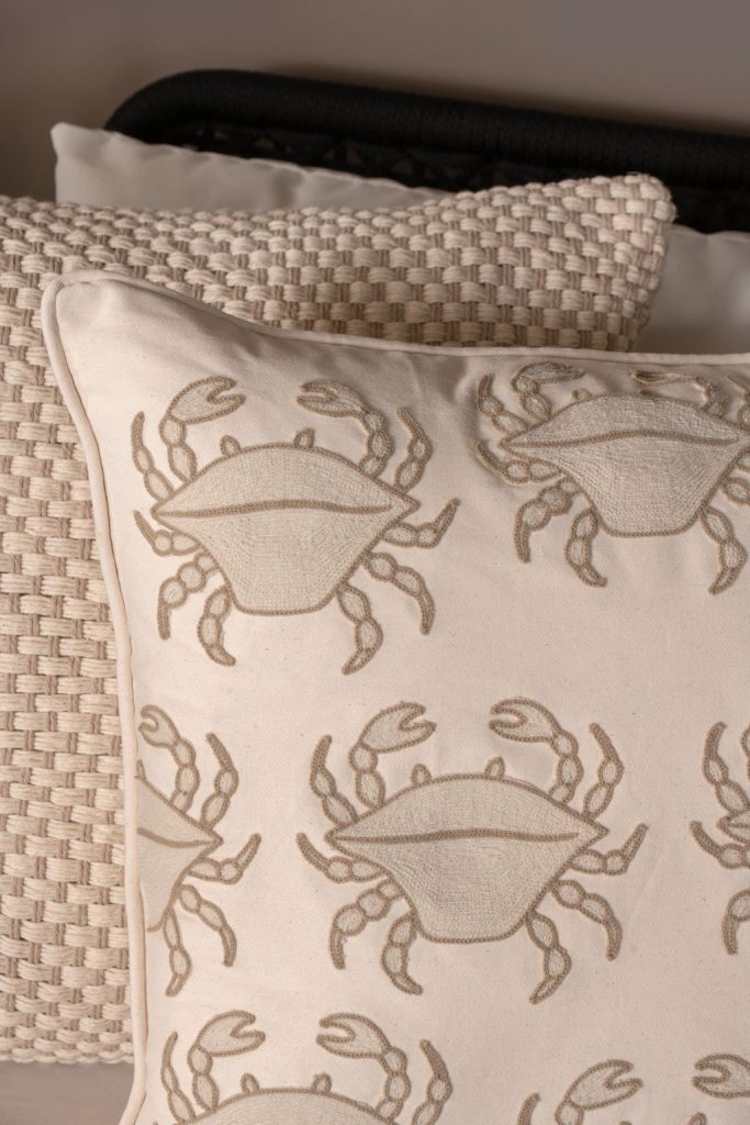 Close no bordado da almofada.