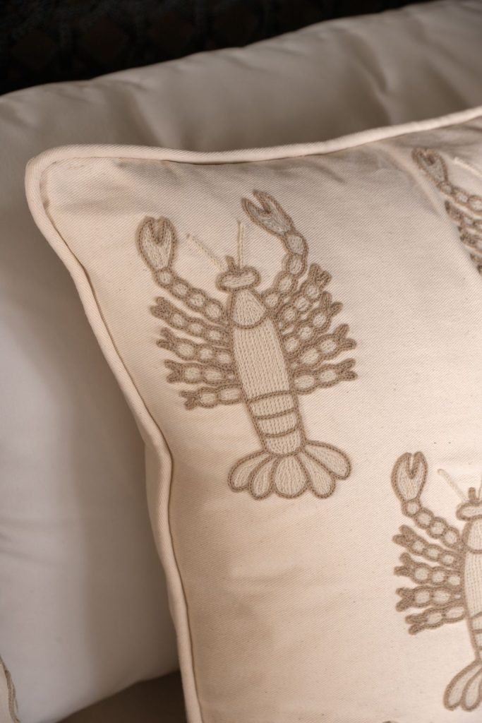 Close no bordado da almofada.