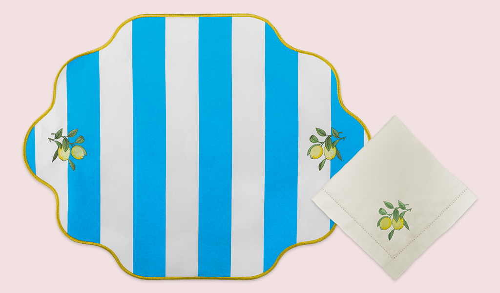 Close lugar americano e guardanapo com bordados de limão siciliano.