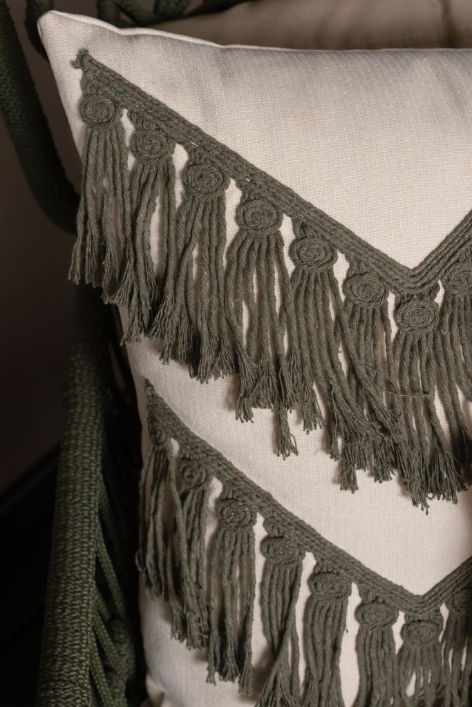 Foto, close, na almofada macramê na decoração boho