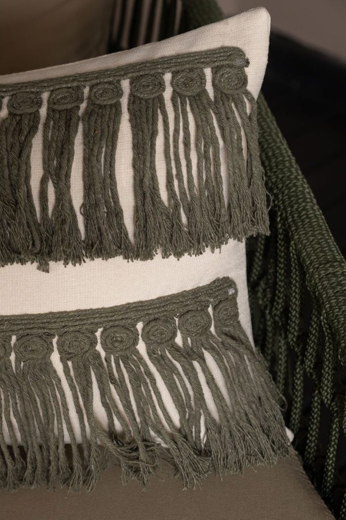 Foto, close, na almofada macramê na decoração boho