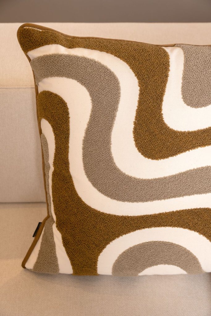 Almofadas com bordados orgânicos