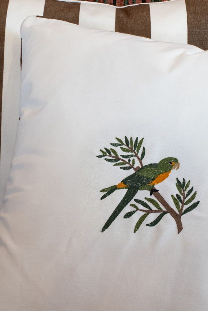 Almofada com bordado fino