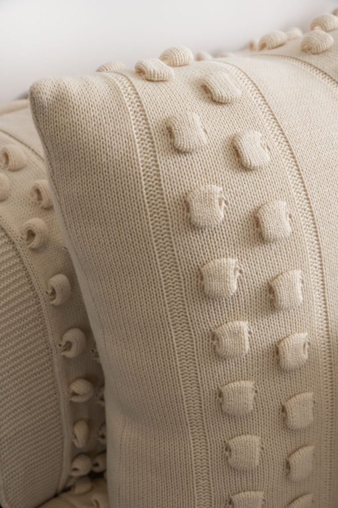 Almofadas e manta em tricô pérola