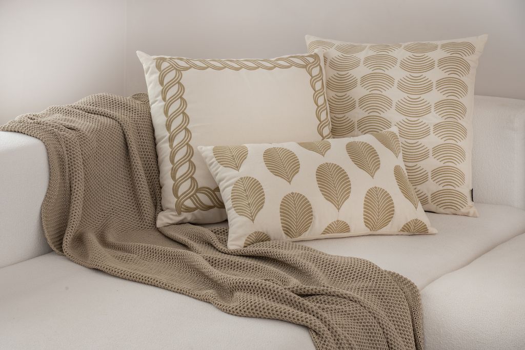Almofada em sarja 100% algodão com bordado geométrico em alto relevo e acabamento sofisticado