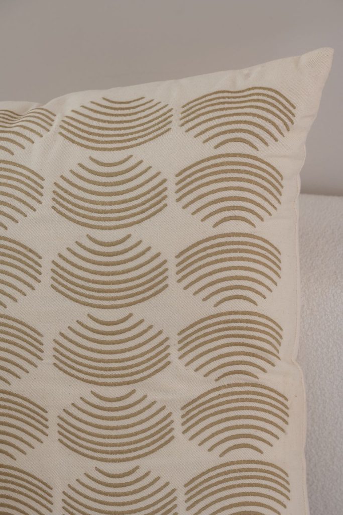 Composição de almofadas decorativas com bordados geométricos que destacam forma, textura e profundidade