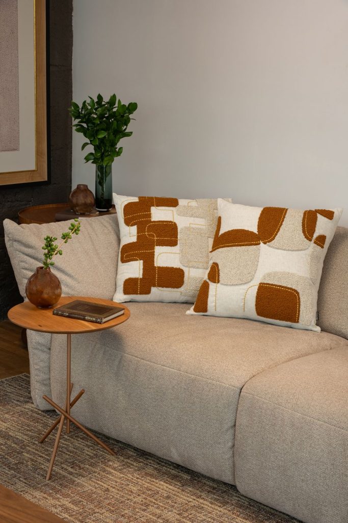 Composição de almofadas em linho com bordado bouclé em duas cores, ideais para decoração elegante