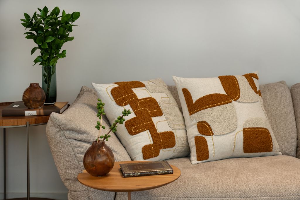 Almofadas em linho com bordado bouclé em alto relevo, destacando textura e acabamento sofisticado