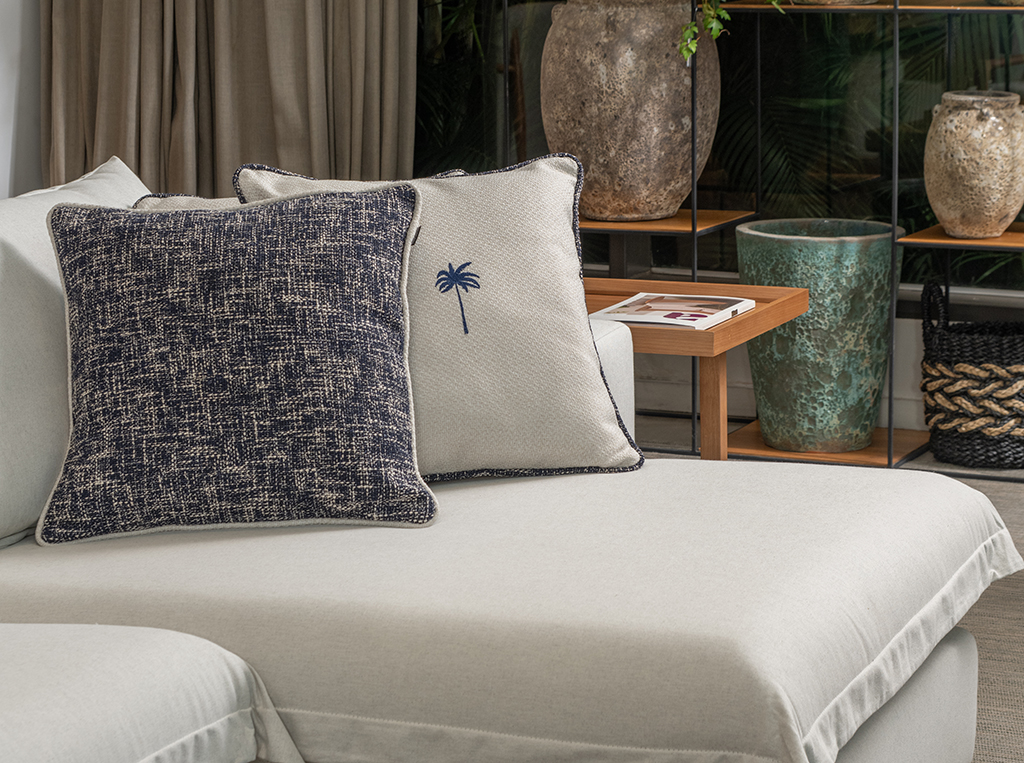 Composição de almofadas em linho tweed com bordado minimalista em ambiente sofisticado