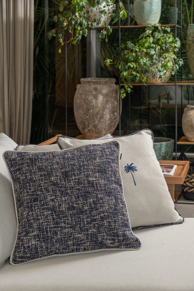 Detalhe do tecido linho tweed com textura marcante e bordado delicado minimalista