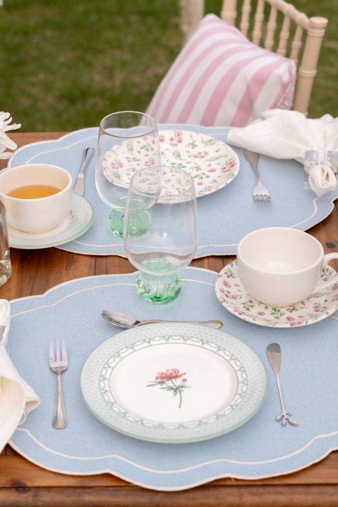 Composição de mesa com lugar americano em linho azul valorizando a apresentação e harmonia dos elementos