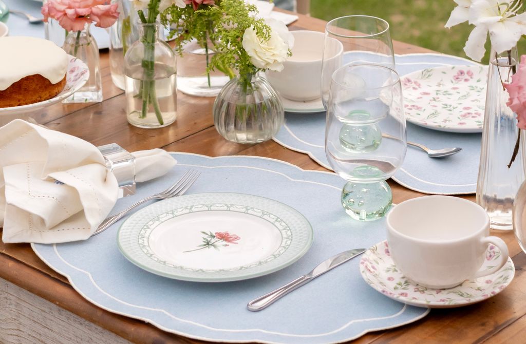 Lugar americano em linho azul compondo mesa posta elegante com estilo leve e sofisticado