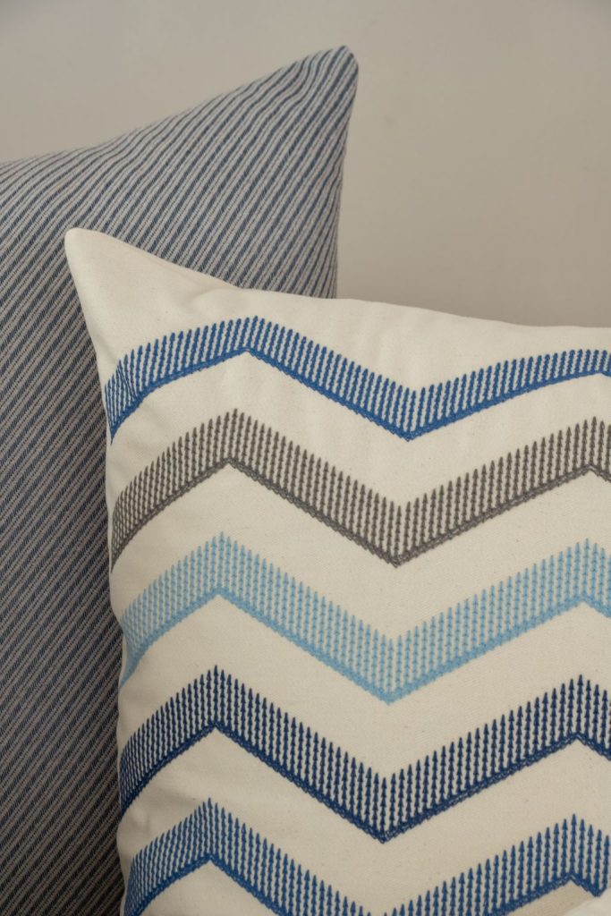 Nova coleção de almofadas da Decortextil com texturas sofisticadas, padrões geométricos e combinação harmoniosa de tons azuis.